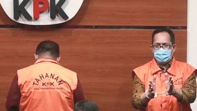 Itong Isnaeni Hidayat saat ditangkap KPK. [Istimewa]